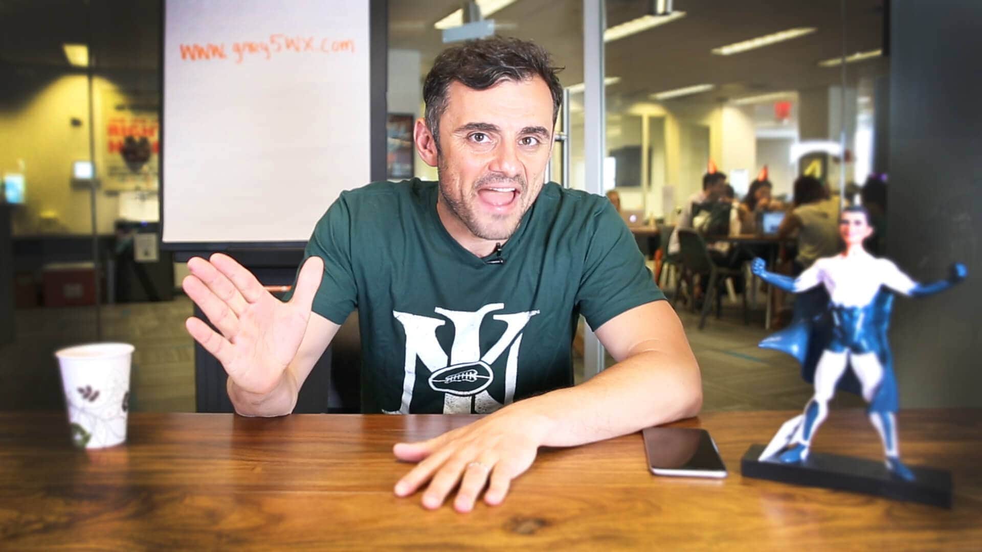 Gary Vaynerchuk announces the winners of his contest